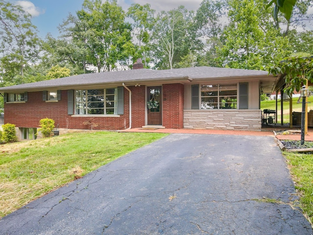 ranch-style house featuring a front yard