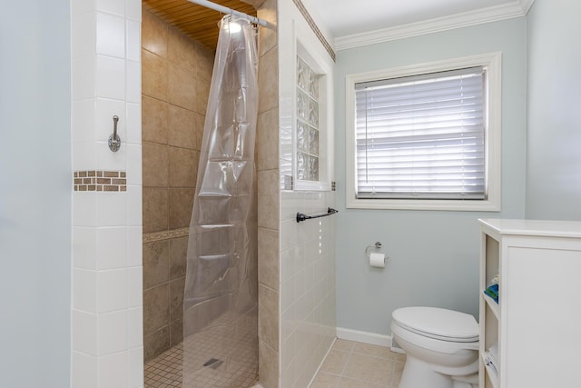 bathroom featuring a tile shower, tile patterned flooring, crown molding, and toilet