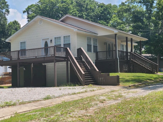 view of front of property featuring a porch and a front lawn