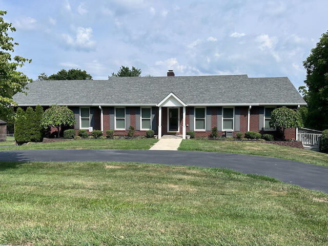 ranch-style house featuring a front lawn