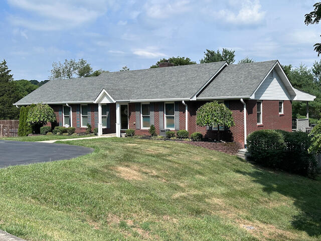 ranch-style house featuring a front yard