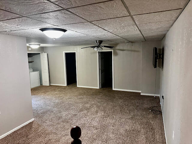 basement with carpet, ceiling fan, and independent washer and dryer