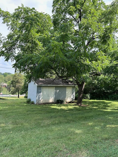 view of yard with a shed