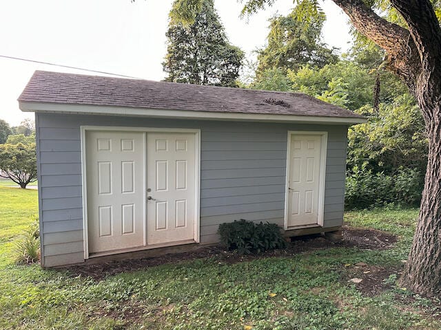 view of outdoor structure featuring a yard