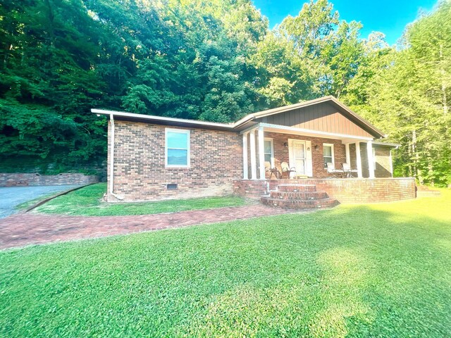 view of front of house with a porch and a front yard