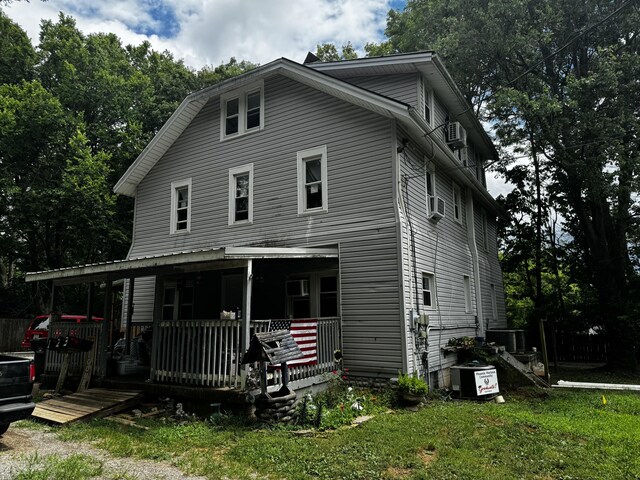 view of front facade with a porch and a front lawn