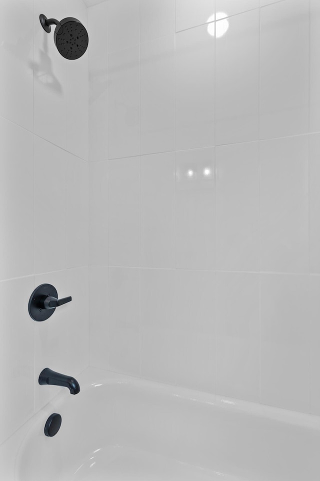 room details featuring tiled shower / bath combo