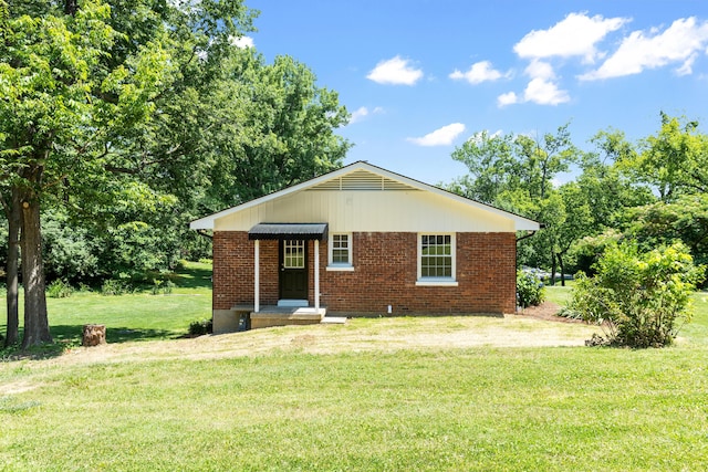 view of front of property with a front lawn