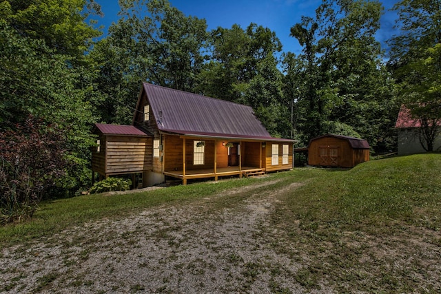 view of front facade featuring a front lawn and a storage unit