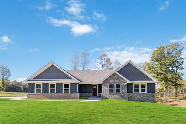 craftsman house featuring a front lawn