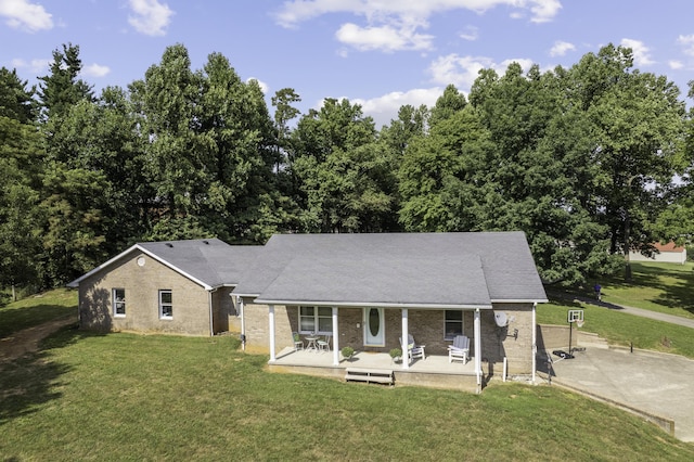 view of front of house featuring a front yard