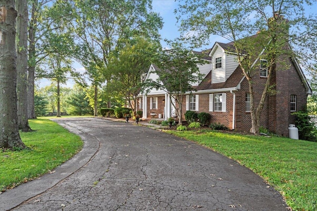 view of front facade featuring a front yard