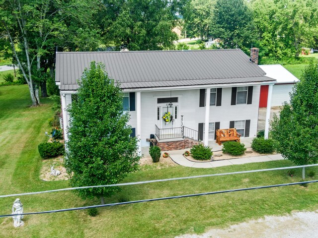 view of front facade featuring a front yard