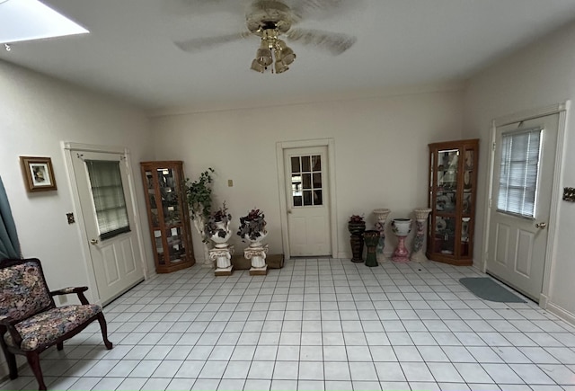 foyer entrance featuring ceiling fan