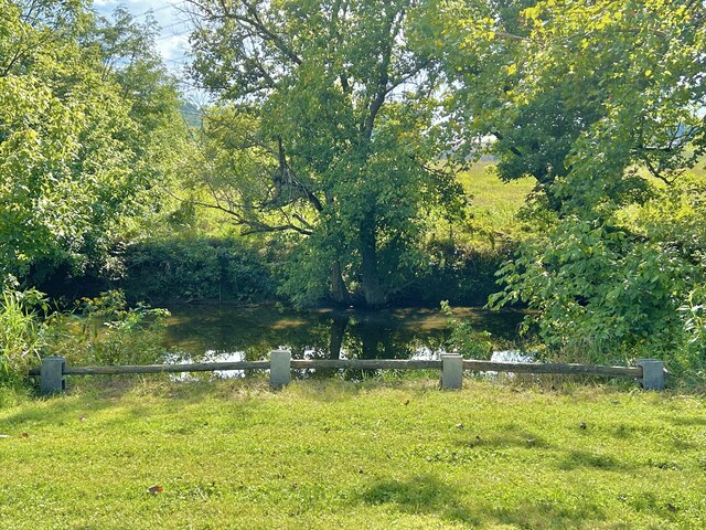 view of yard featuring a water view