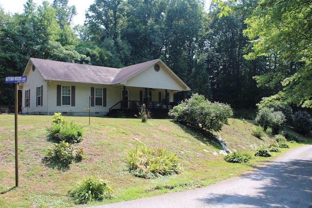 view of front of property featuring crawl space, covered porch, and a front lawn