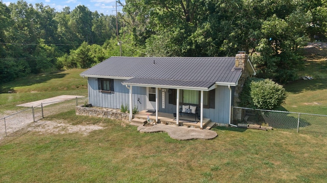 view of front of property featuring a front yard and covered porch