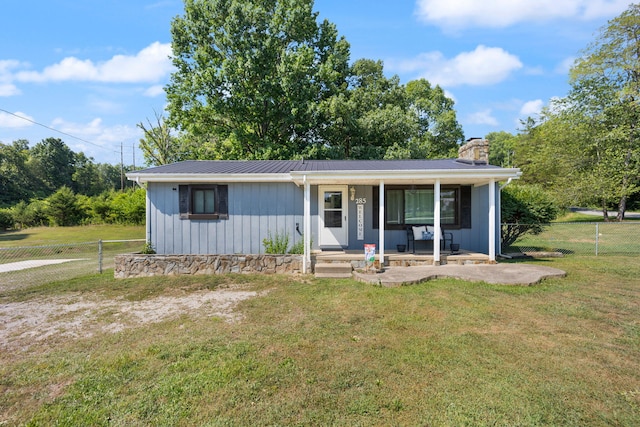 view of front of home featuring covered porch and a front lawn