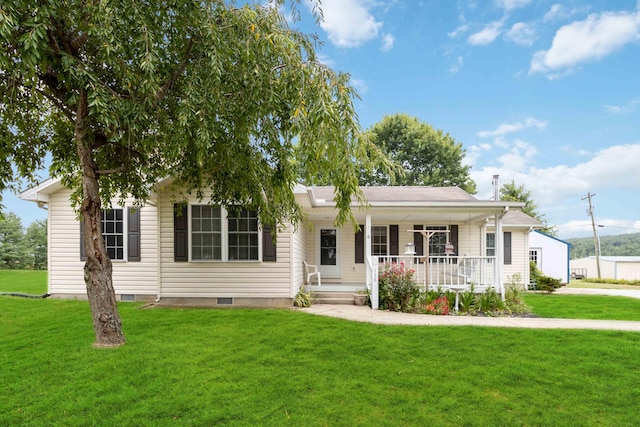 view of front facade featuring covered porch and a front lawn