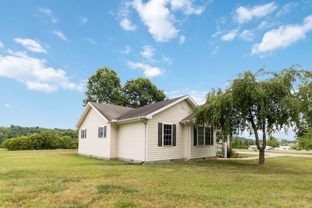 view of side of property featuring a lawn