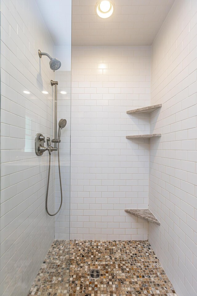 bathroom featuring tiled shower