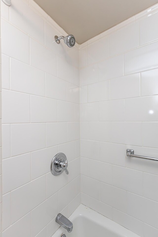 bathroom featuring tiled shower / bath