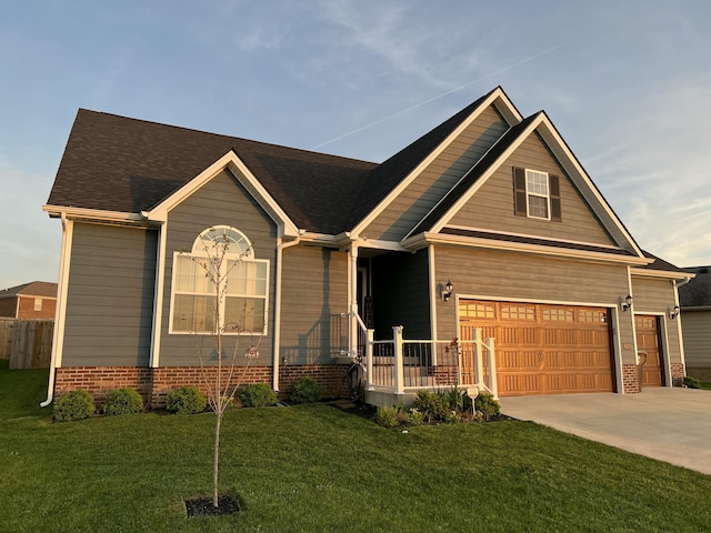 view of front of property featuring a front lawn