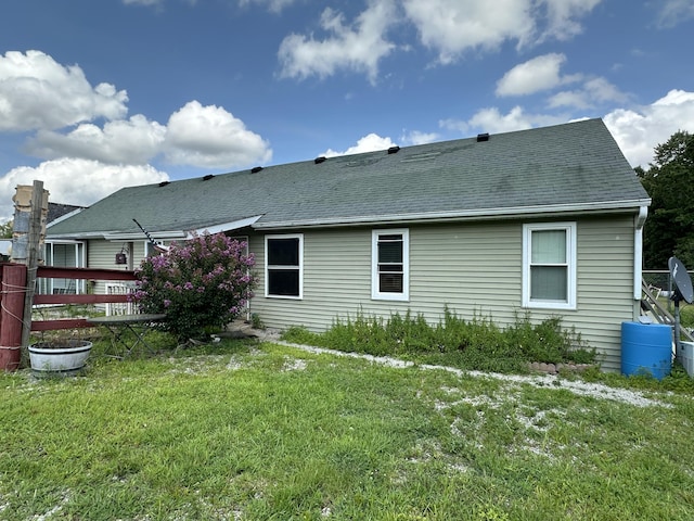 back of house featuring a yard