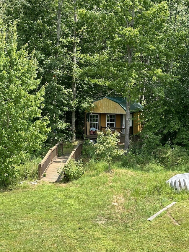 view of front facade with a front lawn