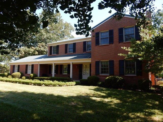 view of front of property featuring a front lawn