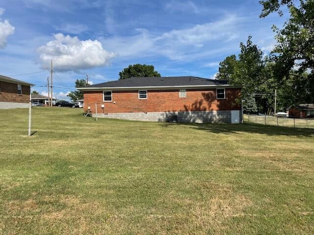 view of side of property featuring a lawn