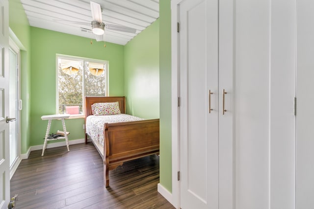 bedroom featuring dark wood-type flooring and ceiling fan