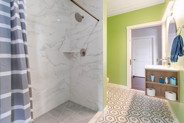 bathroom featuring sink, curtained shower, and toilet