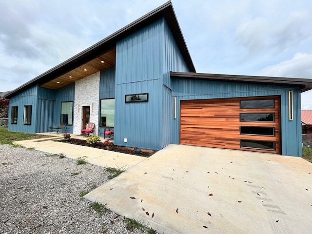 view of front facade with a garage