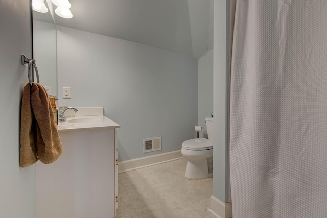 full bathroom with toilet, vanity, visible vents, baseboards, and a shower with curtain