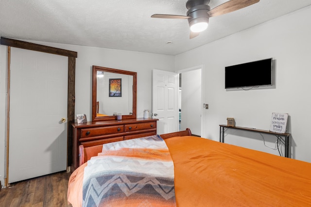 4743 Shoemaker Rdg, Zoe, KY 41397 - bedroom with a textured ceiling, dark wood-style floors, and ceiling fan