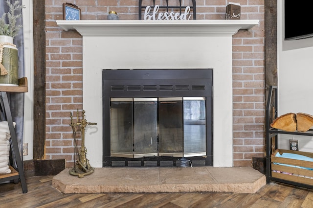 4743 Shoemaker Rdg, Zoe, KY 41397 - details with a glass covered fireplace and wood finished floors