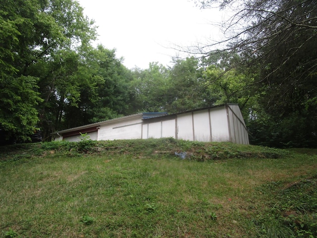 exterior space featuring a lawn