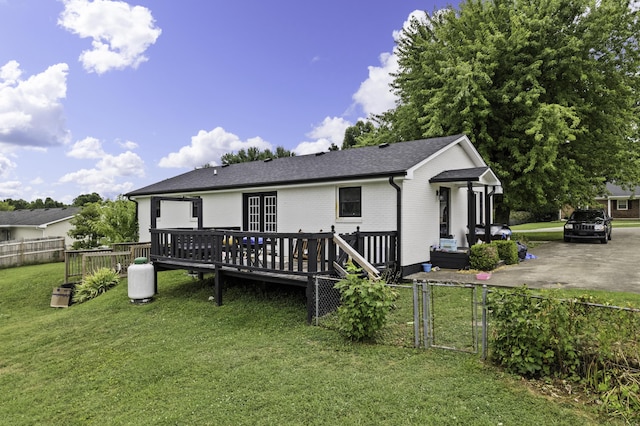 view of front of property featuring a wooden deck and a front yard