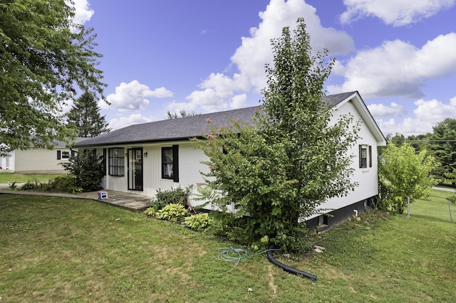 view of front of house with a front lawn