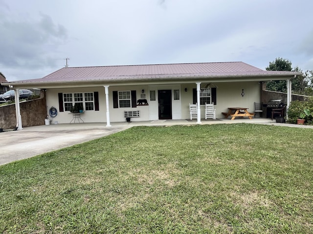 view of front of property with a front lawn