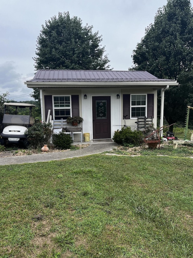 view of front facade featuring a front lawn and covered porch