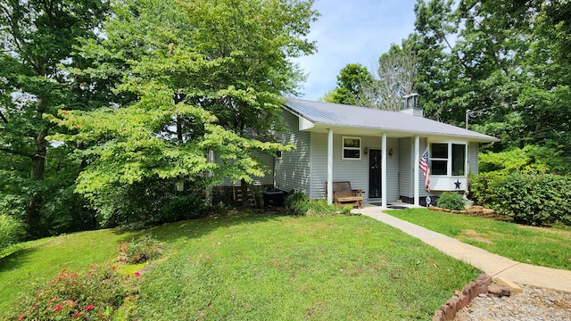 view of front of property featuring a front lawn