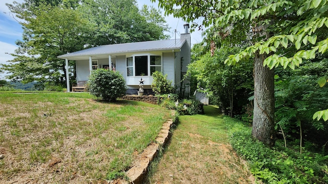 view of front facade featuring a porch and a front lawn