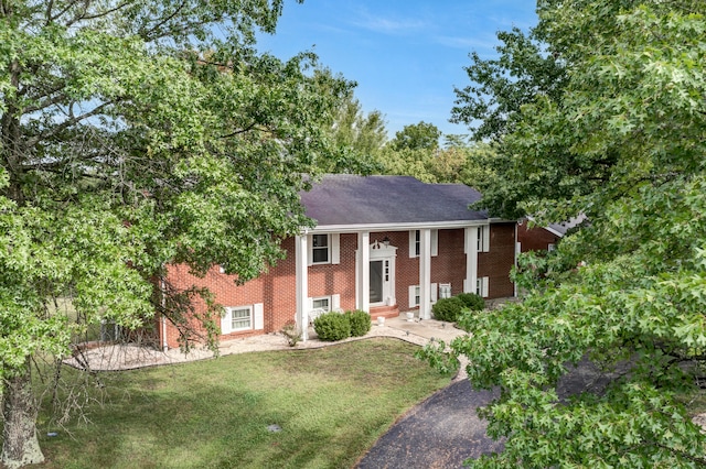 view of front of house featuring a front lawn