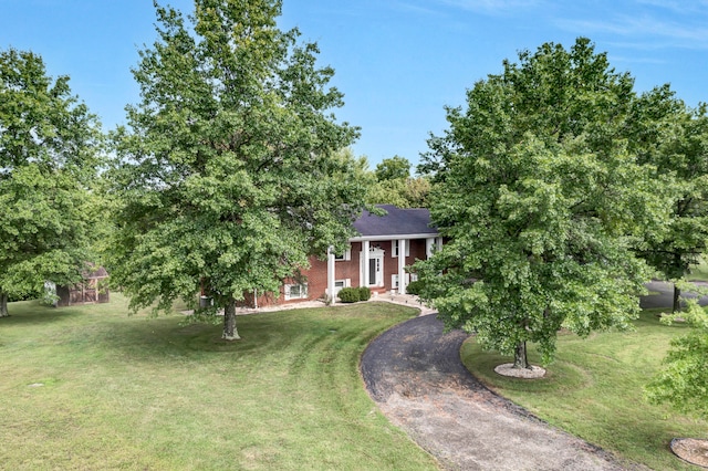 view of front of property featuring a front lawn