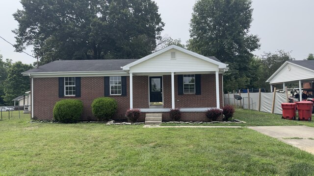 view of front facade featuring a front lawn