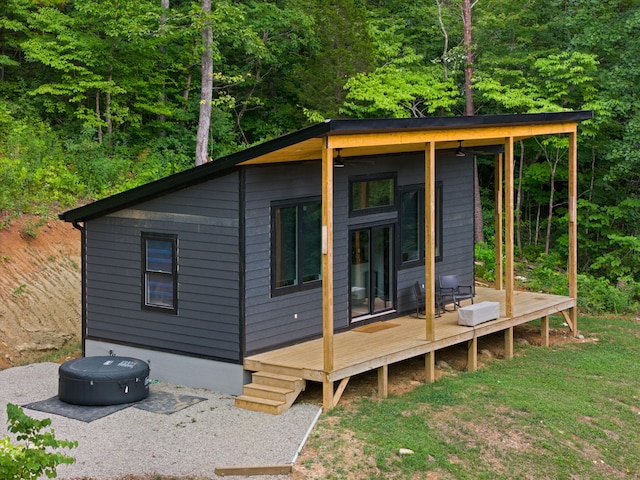 view of outdoor structure with an outbuilding