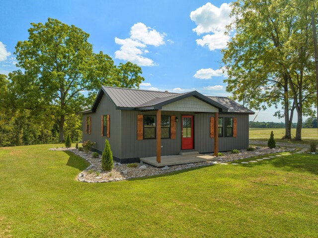 modern farmhouse style home featuring a front lawn and covered porch