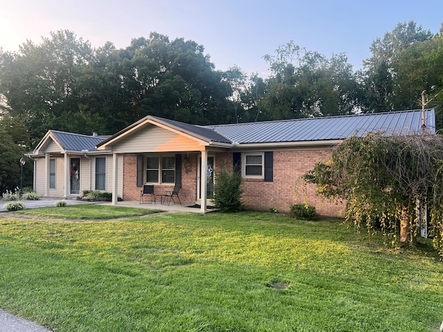 single story home with a front yard